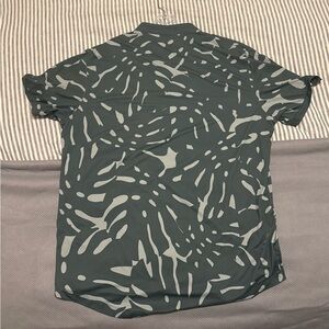 Men's Dark Green Short-Sleeve Polo with Light Gray Abstract Print